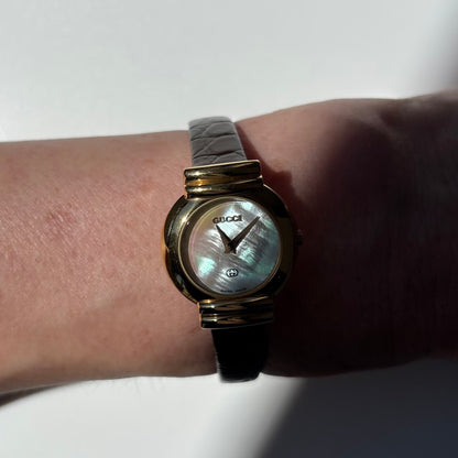 Gucci 1990s Seashell Round Dial Gold Plated Watch
