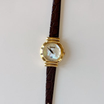 Gucci 1990s Seashell Round Dial Gold Plated Watch