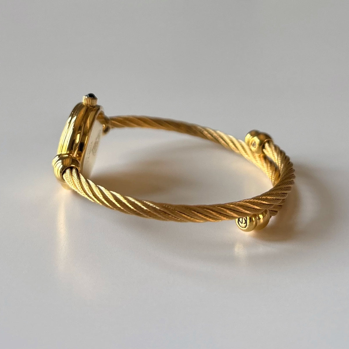 Gucci 1990s Seashell Round Dial Gold-Plated Cable Bangle Watch