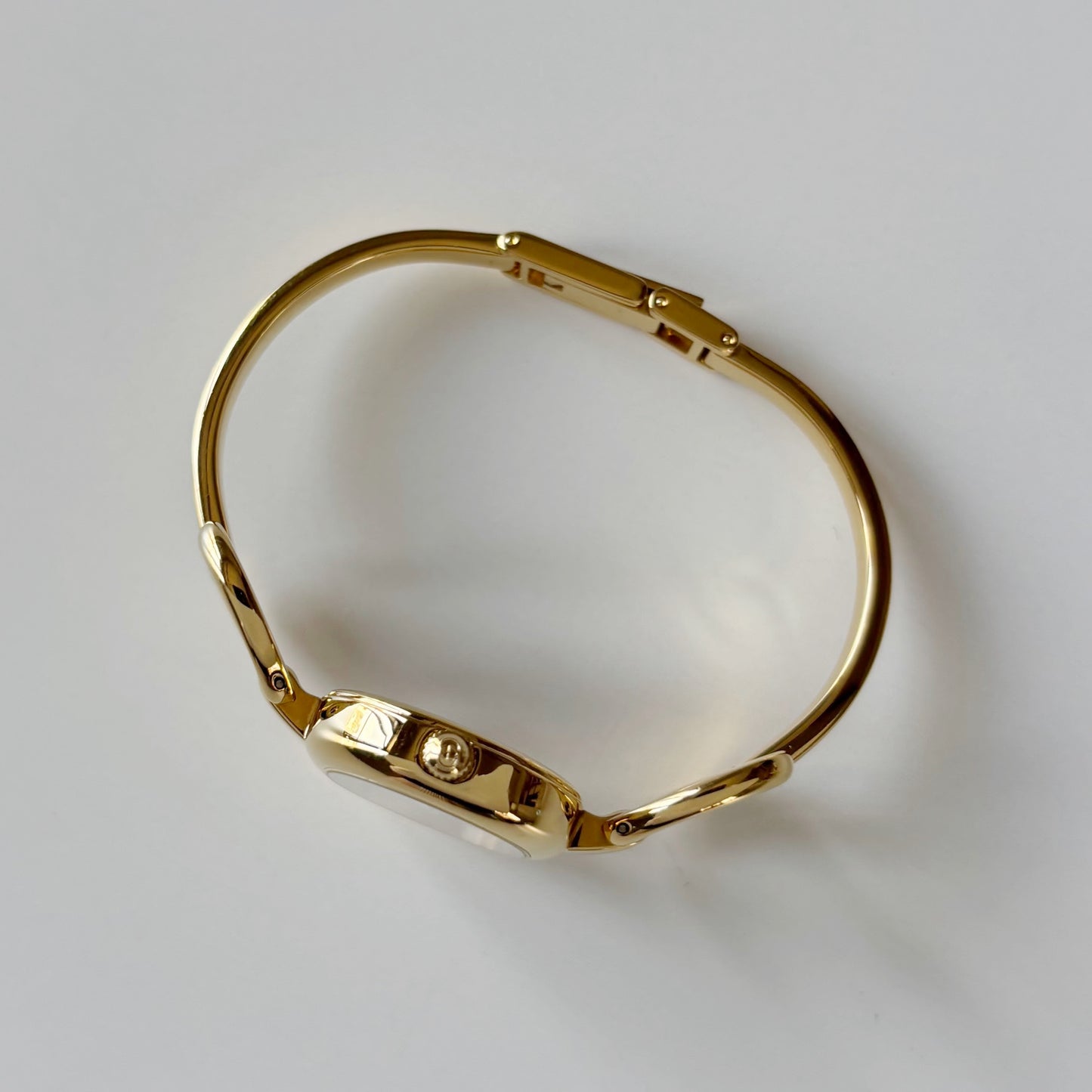 Gucci 1990s Seashell Oval Dial Gold Plated Bangle Watch (Small)