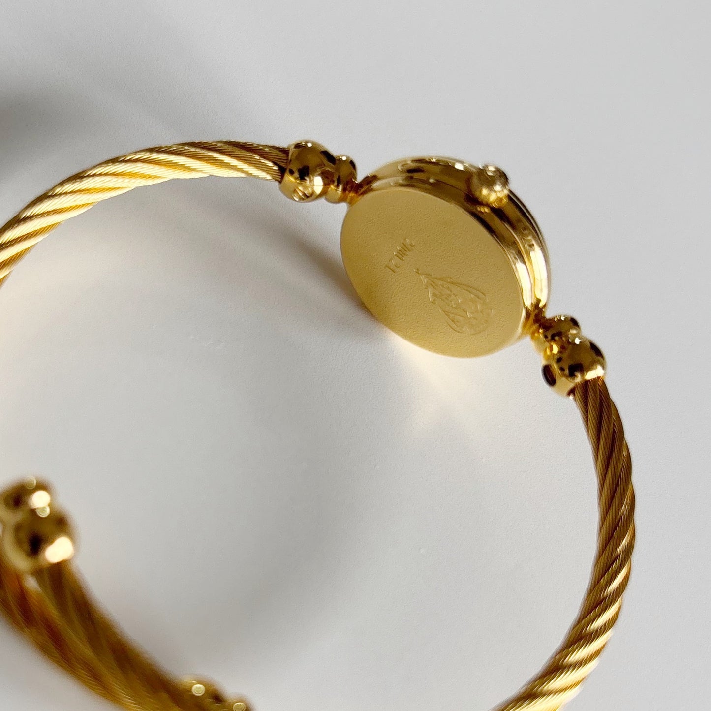 Gucci 1990s Seashell Dial Gold Plated Cable Band Bangle Watch