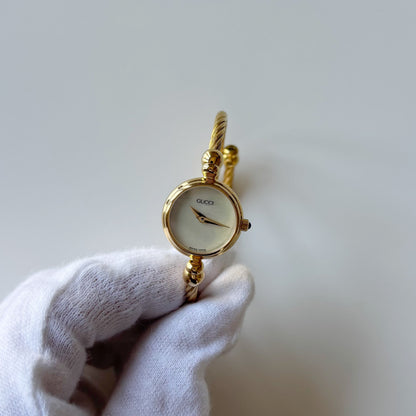 Gucci 1990s Seashell Round Dial Gold-Plated Cable Bangle Watch