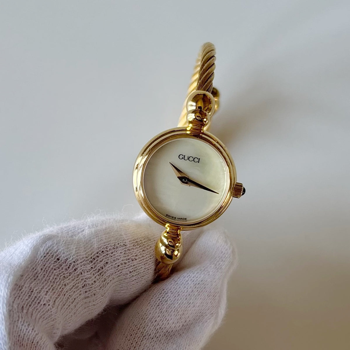 Gucci 1990s Seashell Round Dial Gold-Plated Cable Bangle Watch