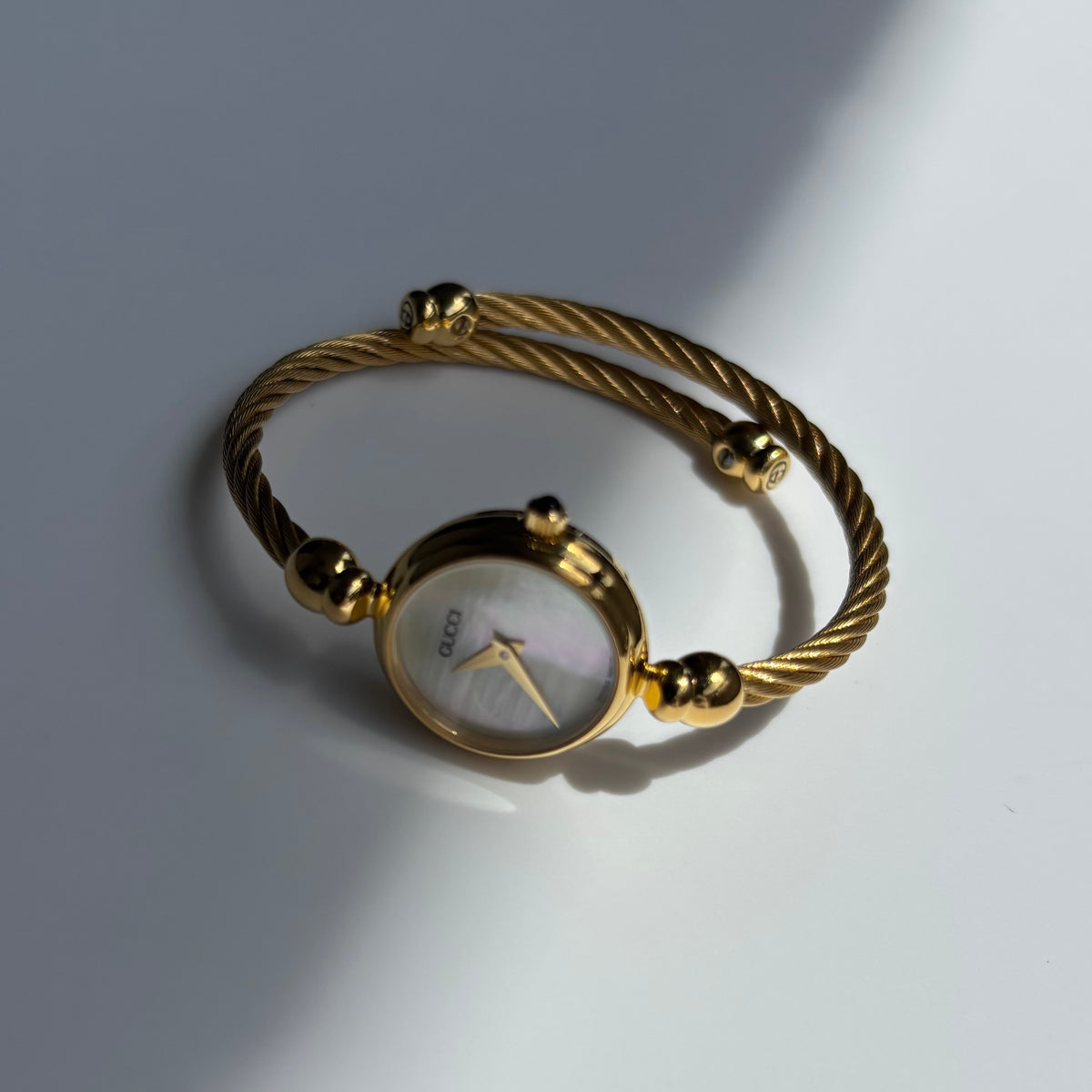 Gucci 1990s Seashell Round Dial Gold-Plated Cable Bangle Watch
