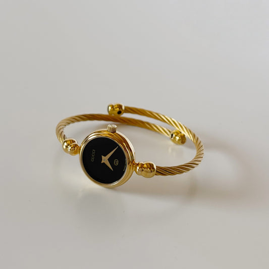Gucci 1990s Black Round Dial Cable Gold Plated Bangle Watch (8/29)