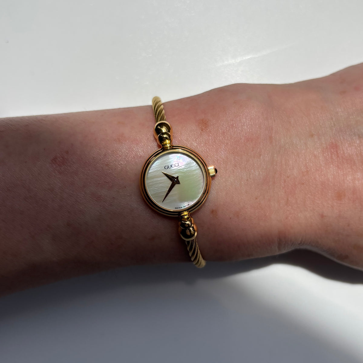 Gucci 1990s Seashell Round Dial Gold-Plated Cable Bangle Watch