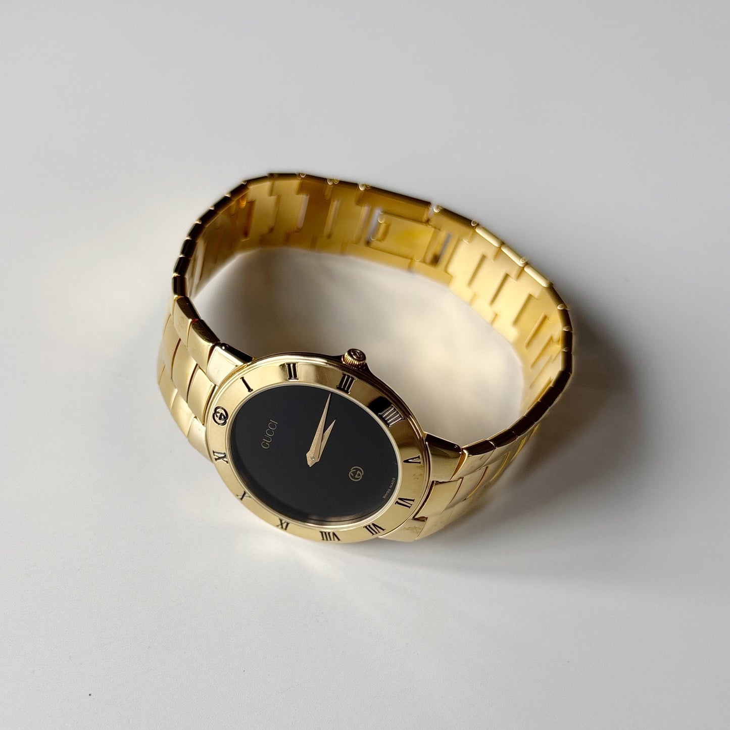 Gucci 1980s Black Round Dial Gold Plated Watch (Large)