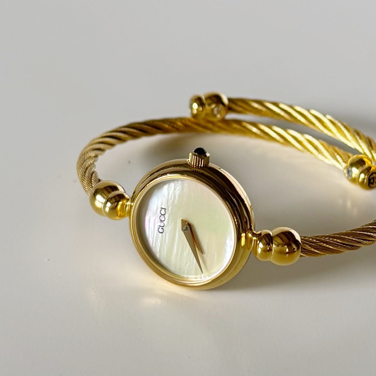 Gucci 1990s Seashell Round Dial Gold-Plated Cable Bangle Watch