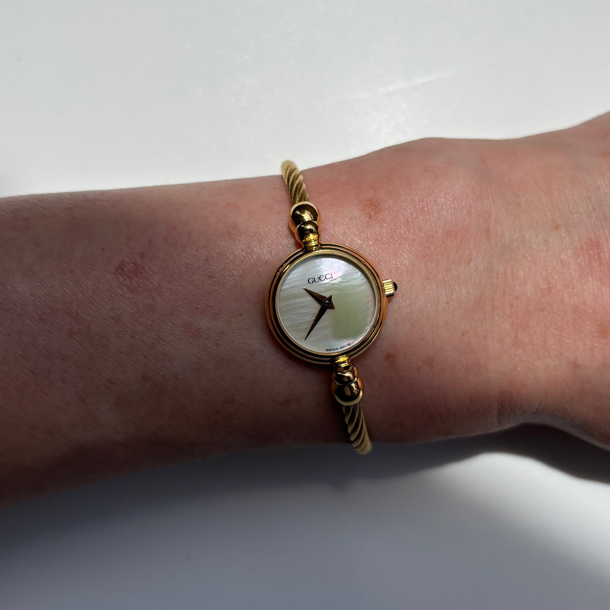 Gucci 1990s Seashell Round Dial Gold-Plated Cable Bangle Watch