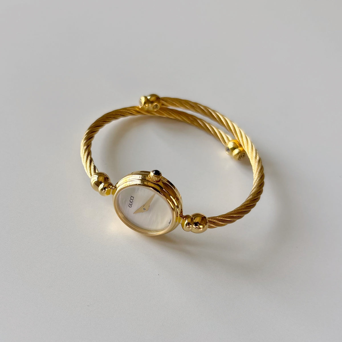 Gucci 1990s Seashell Round Dial Gold-Plated Cable Bangle Watch