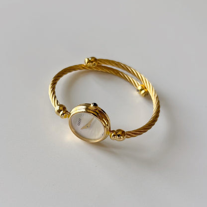 Gucci 1990s Seashell Round Dial Gold-Plated Cable Bangle Watch