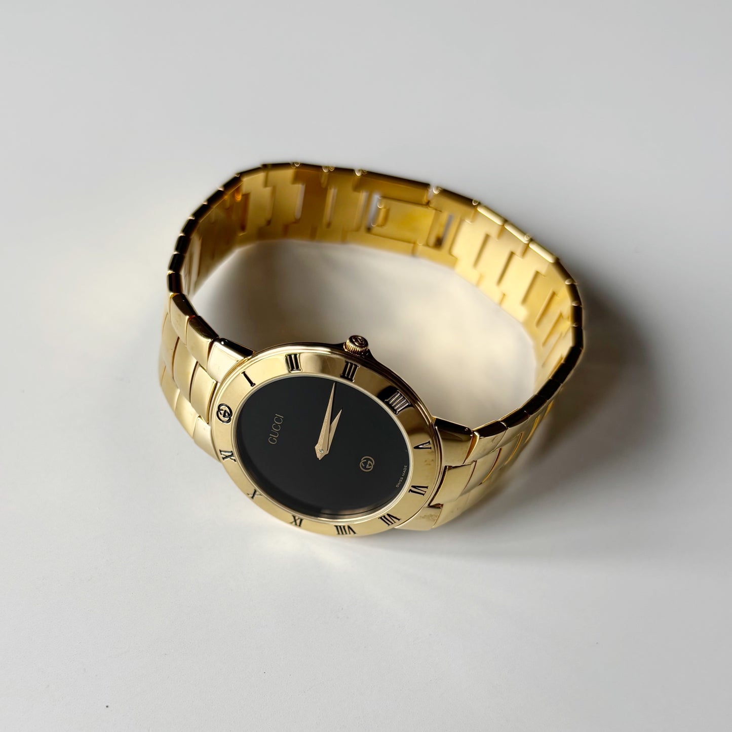 Gucci 1980s Black Round Dial Gold Plated Watch (Large)