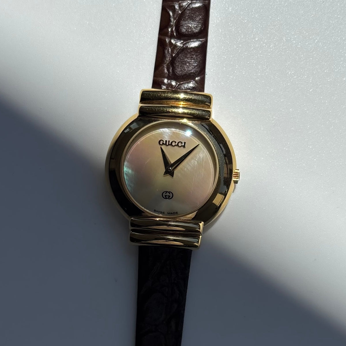 Gucci 1990s Seashell Round Dial Gold Plated Watch