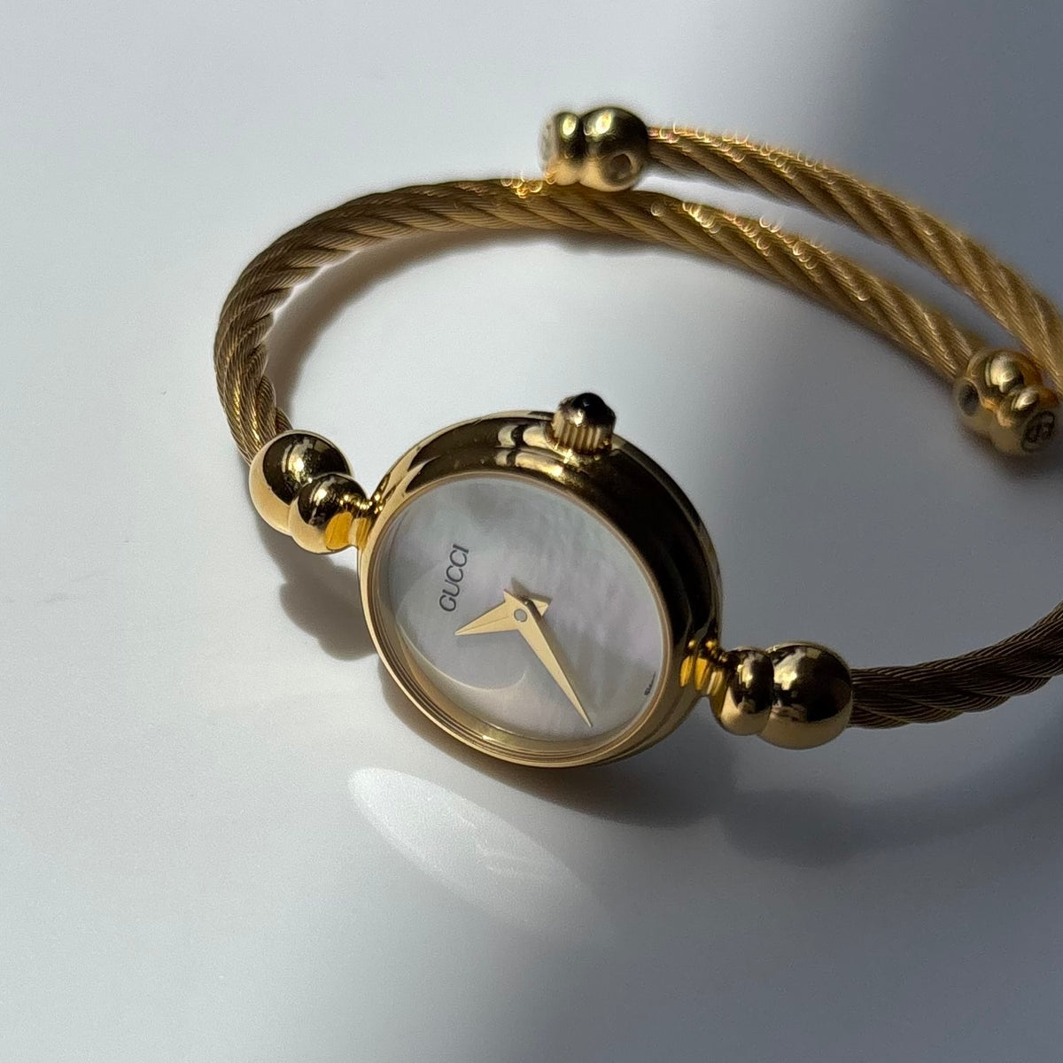 Gucci 1990s Seashell Round Dial Gold-Plated Cable Bangle Watch