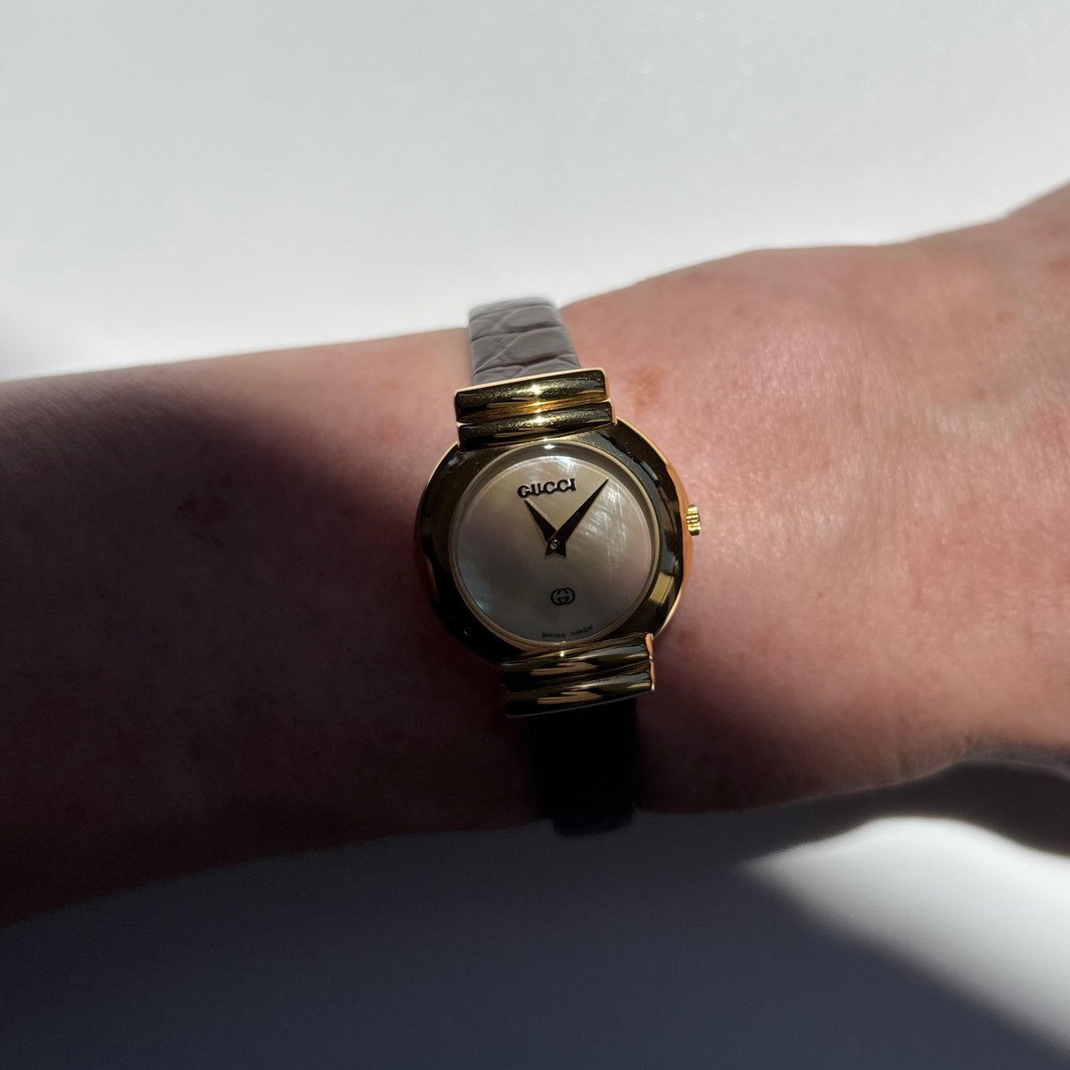 Gucci 1990s Seashell Round Dial Gold Plated Watch