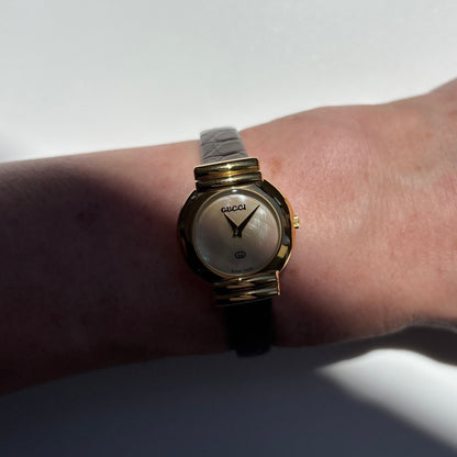 Gucci 1990s Seashell Round Dial Gold Plated Watch