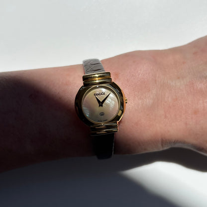 Gucci 1990s Seashell Round Dial Gold Plated Watch