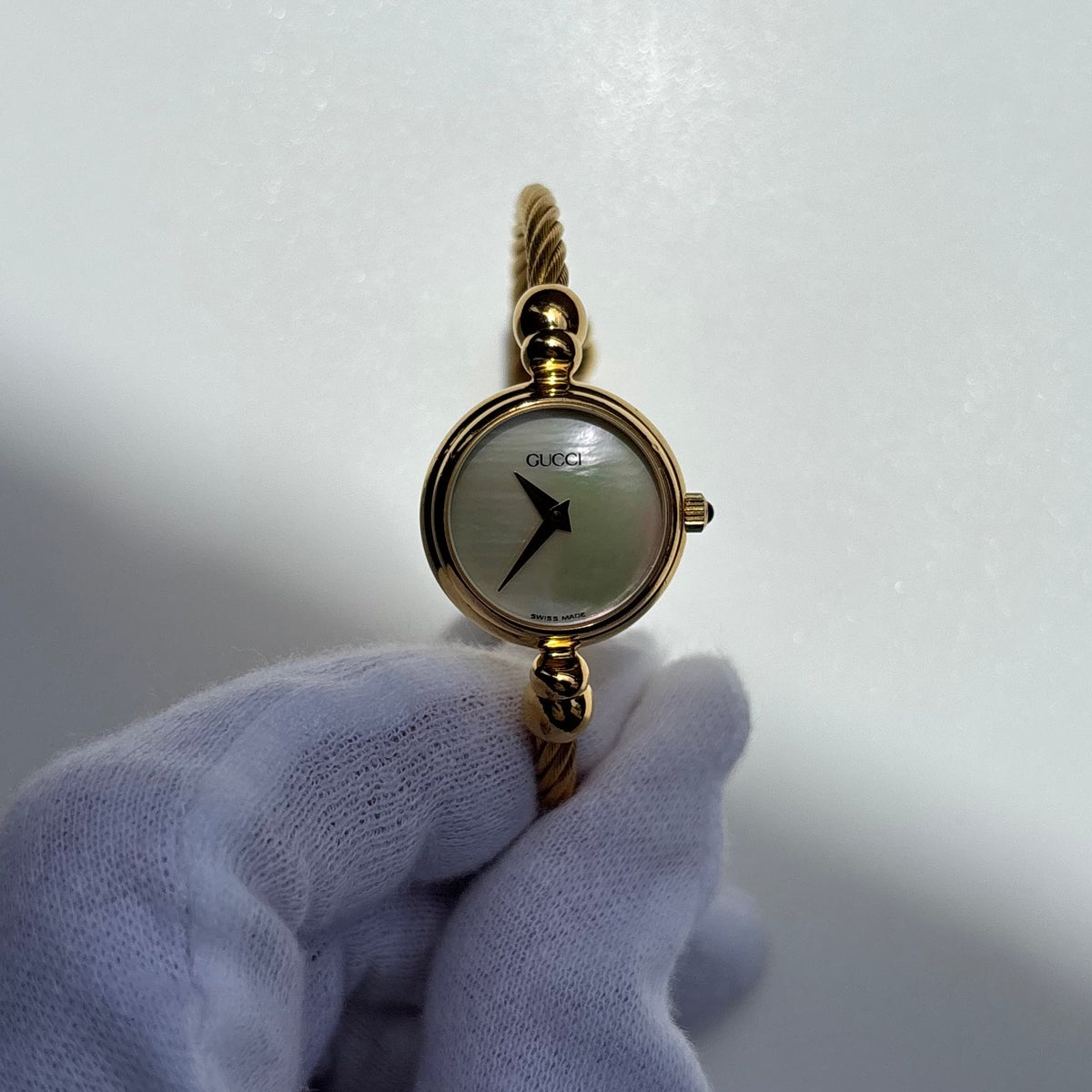 Gucci 1990s Seashell Round Dial Gold-Plated Cable Bangle Watch