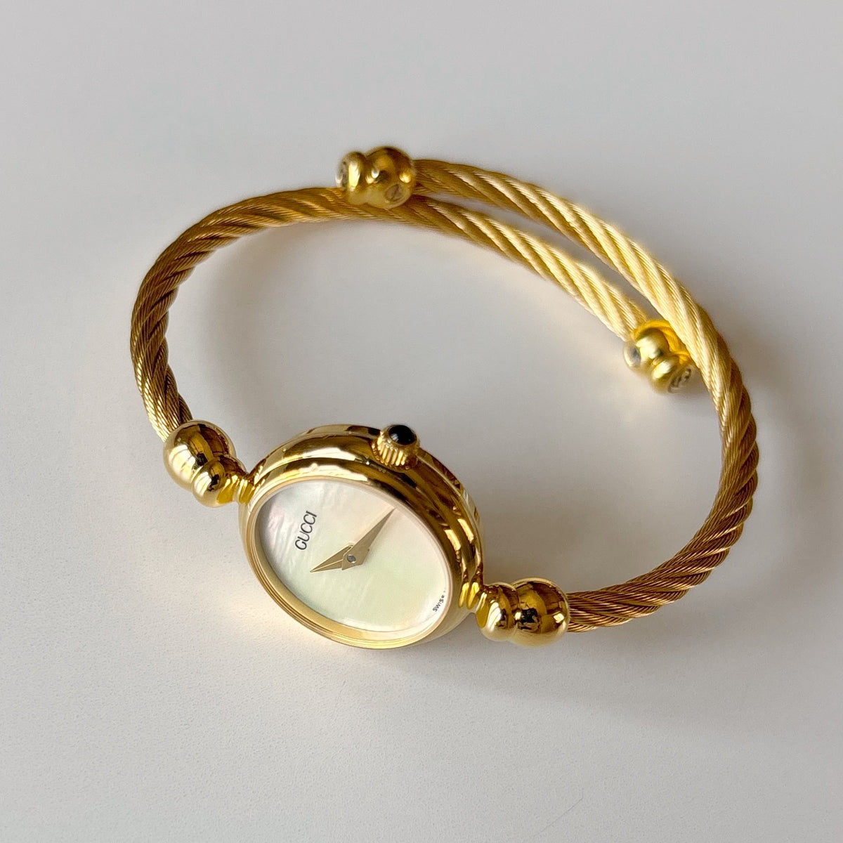 Gucci 1990s Seashell Round Dial Gold-Plated Cable Bangle Watch