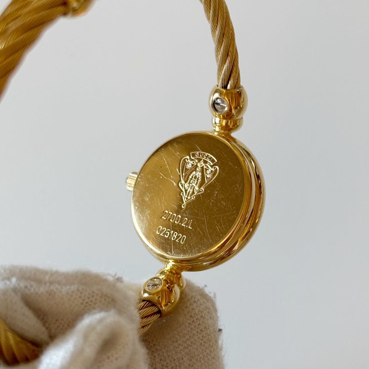 Gucci 1990s Seashell Round Dial Gold-Plated Cable Bangle Watch