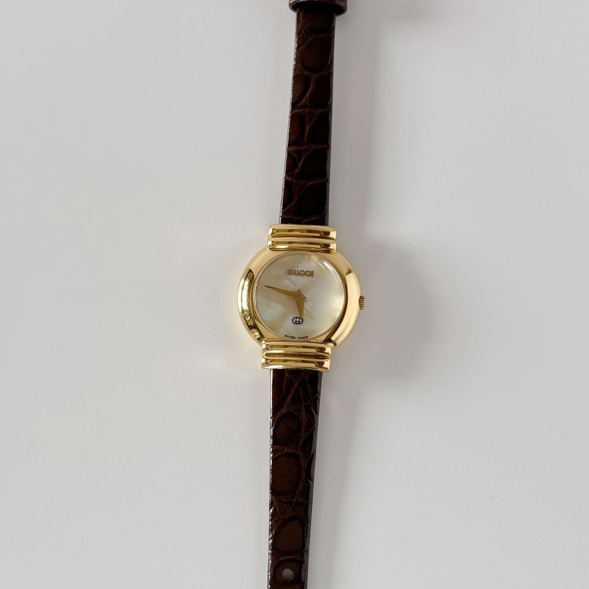 Gucci 1990s Seashell Round Dial Gold Plated Watch