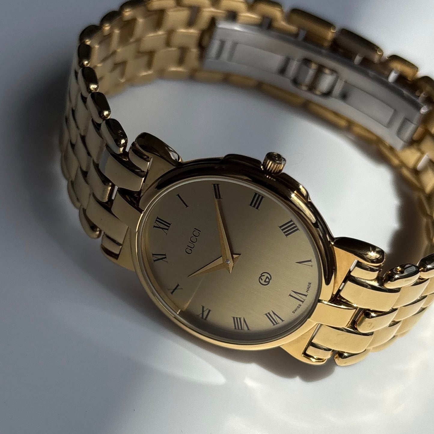 Gucci 1980s Round Dial Gold Plated Watch (Large)