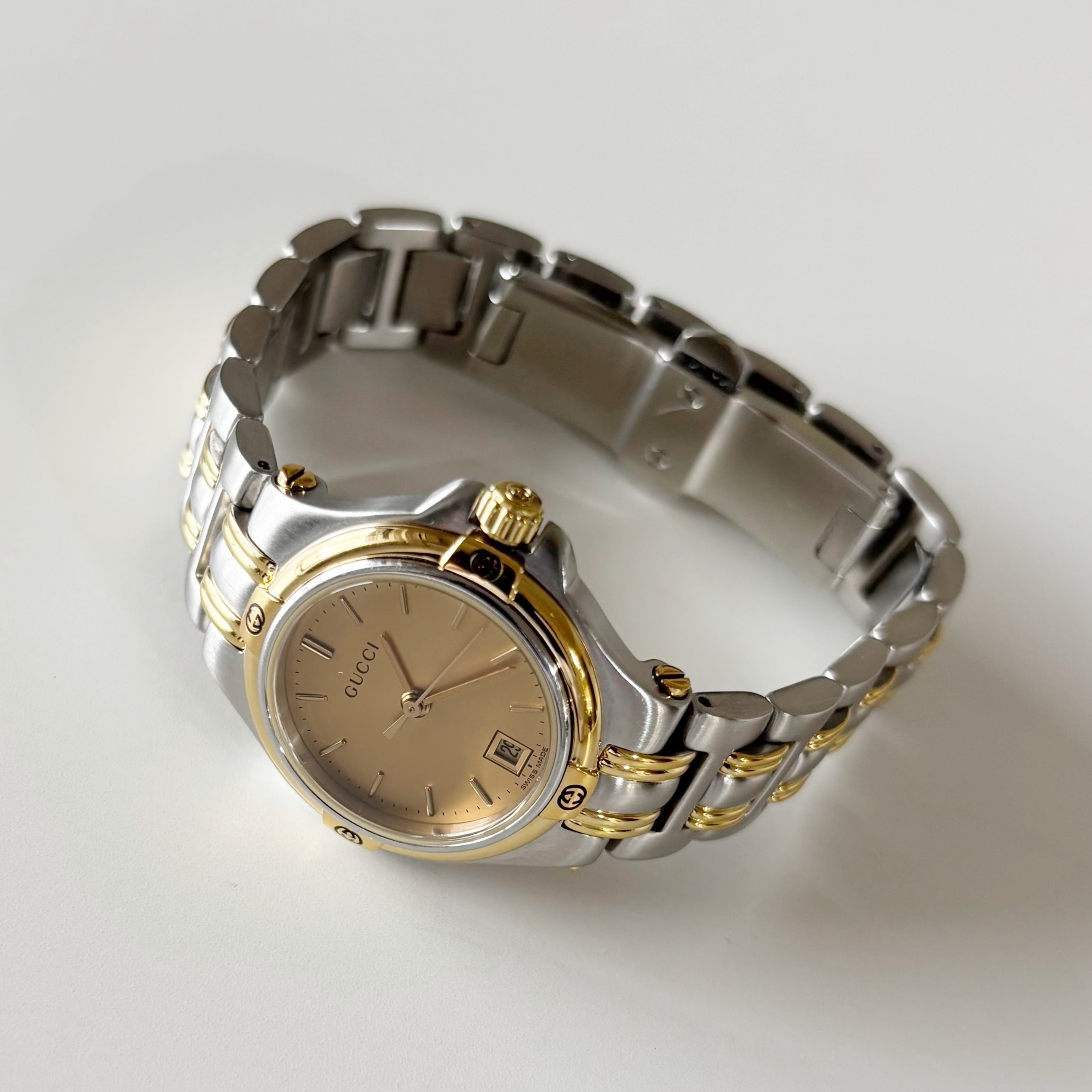 GUCCI ゴールドラウンドフェイス時計 Gucci 1990s Date Round Dial Two Tone Watch – Lorinaté