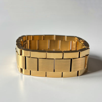 Gucci 1990s Gold Plated Watch (Large)