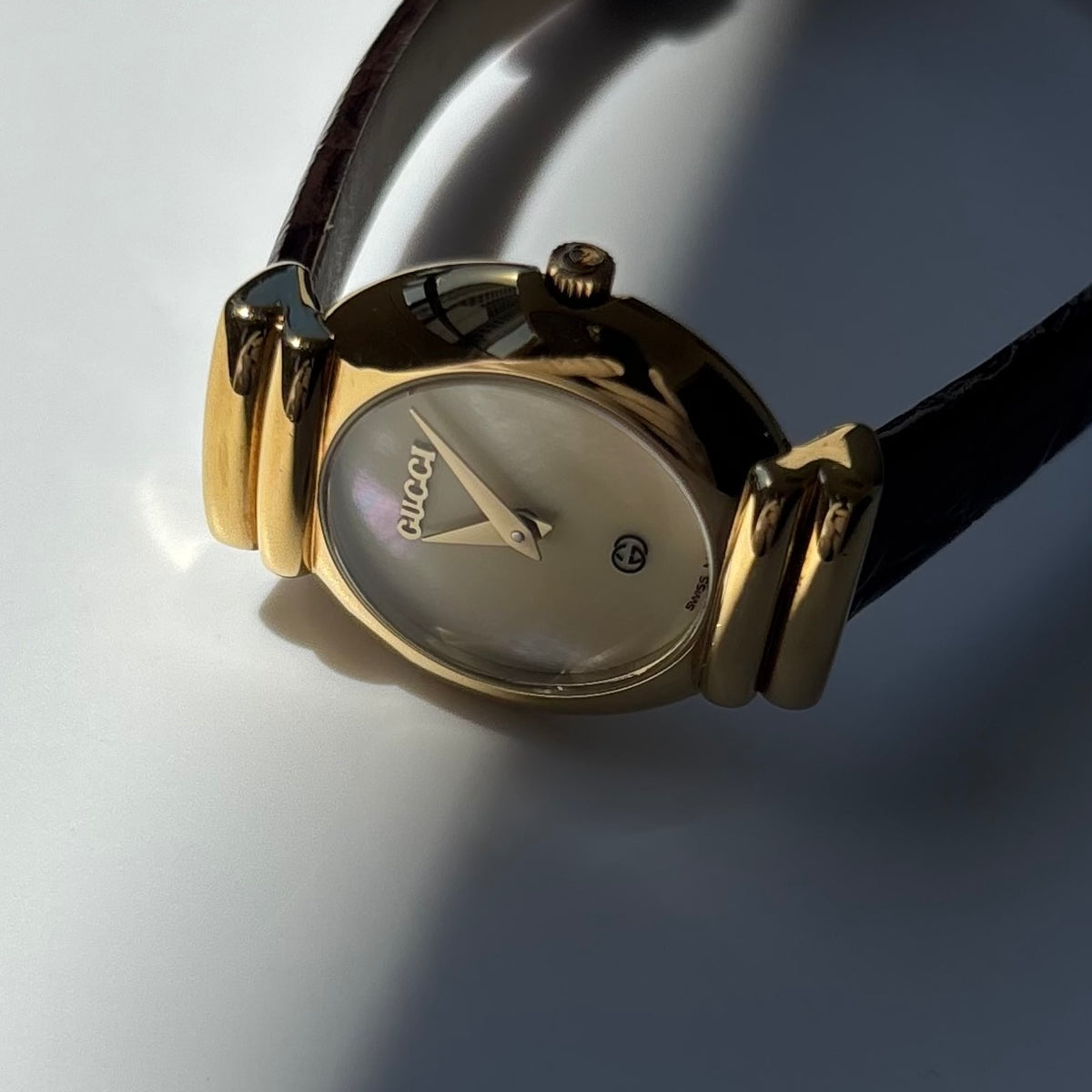 Gucci 1990s Seashell Round Dial Gold Plated Watch