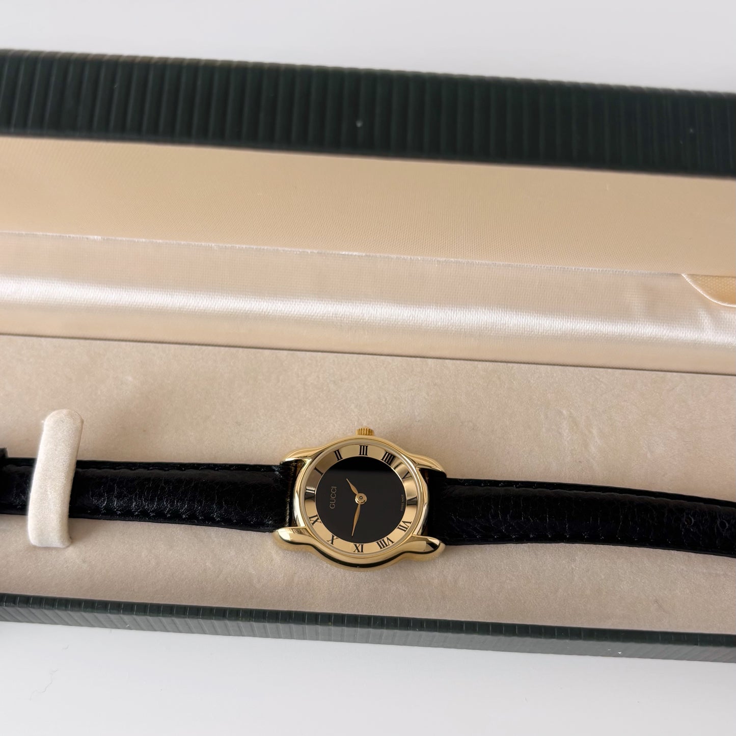 Gucci 1990s Black Dial Round Watch